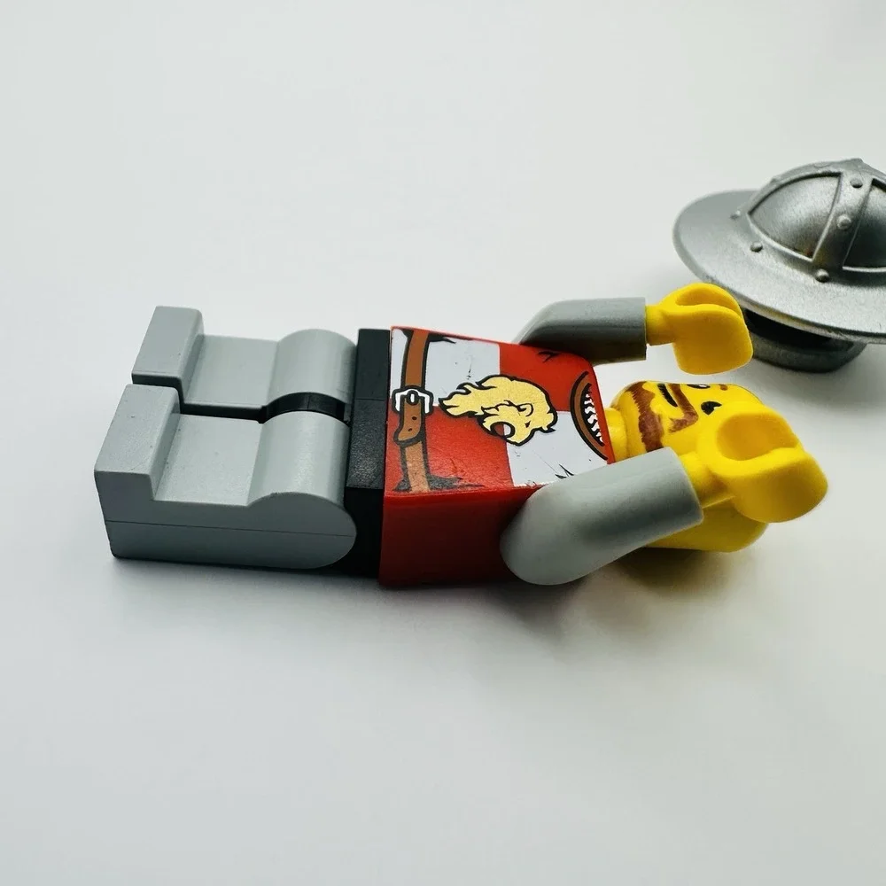 LEGO Kingdoms Lion Knight Castle Minifigure 7946‎ Pre-owned Read Description